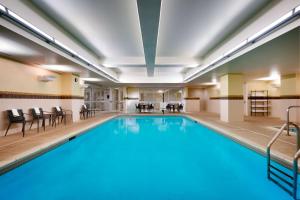 una gran piscina con agua azul en una habitación de hotel en Courtyard Lincoln Downtown en Lincoln