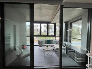 Embark Luxe 2BR 2Bath Apartment in Lynham 1 Secure Carpark Wifi Canberra的休息区