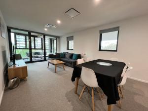 Embark Luxe 2BR 2Bath Apartment in Lynham 1 Secure Carpark Wifi Canberra的休息区