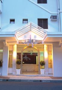 a store front of a building with a revolving door at Hotel Metrópolis in Sao Jose do Rio Preto