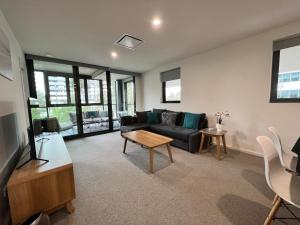 Embark Luxe 2BR 2Bath Apartment in Lynham 1 Secure Carpark Wifi Canberra的电视和/或娱乐中心