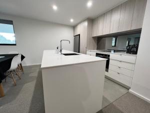 Embark Luxe 2BR 2Bath Apartment in Lynham 1 Secure Carpark Wifi Canberra的厨房或小厨房