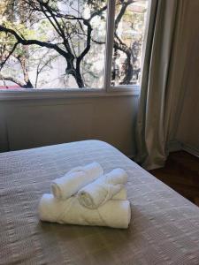 Dos toallas en una cama frente a una ventana en LAVALLE Y CALLAO en Buenos Aires