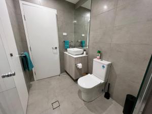 Embark Luxe 2BR 2Bath Apartment in Lynham 1 Secure Carpark Wifi Canberra的一间浴室