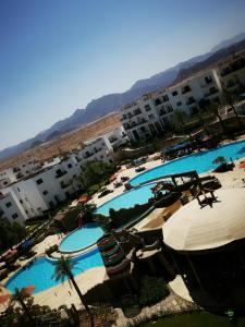 een luchtzicht op een hotel met twee zwembaden bij Loft VIP in Naama bey in Sharm El Sheikh