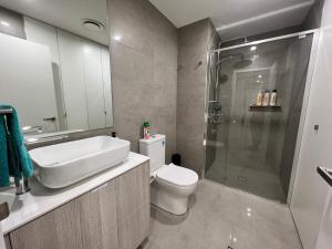 Embark Luxe 2BR 2Bath Apartment in Lynham 1 Secure Carpark Wifi Canberra的一间浴室