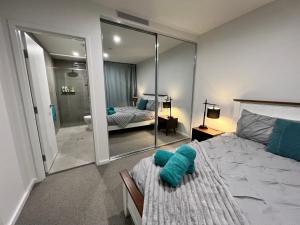 Embark Luxe 2BR 2Bath Apartment in Lynham 1 Secure Carpark Wifi Canberra客房内的一张或多张床位