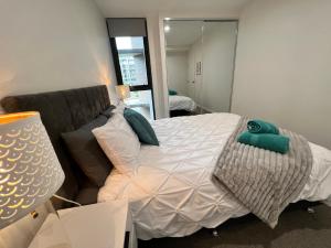 Embark Luxe 2BR 2Bath Apartment in Lynham 1 Secure Carpark Wifi Canberra客房内的一张或多张床位