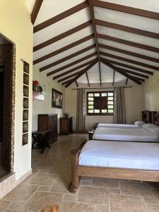 1 dormitorio con 1 cama grande en una habitación en cabaña completa en la mejor ubicacion del Quindio en Pueblo Tapao