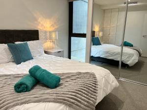 Embark Luxe 2BR 2Bath Apartment in Lynham 1 Secure Carpark Wifi Canberra客房内的一张或多张床位