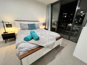Embark Luxe 2BR 2Bath Apartment in Lynham 1 Secure Carpark Wifi Canberra客房内的一张或多张床位