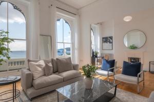 una sala de estar con un sofá y una mesa en FOX ON THE HOE - Luxury Apartment accommodation, en Plymouth