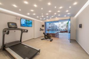 sala de fitness con cinta de correr y gimnasio en Mika Villas & Suites, en Hersonissos