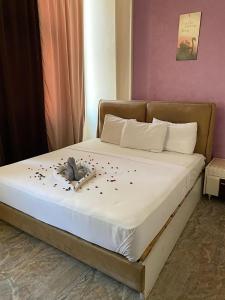 uma cama com alguns confetes num quarto em ABDEEN HOSTEL no Cairo