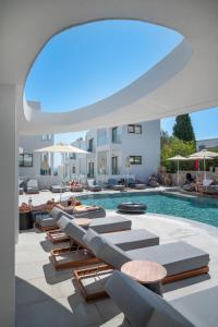 una piscina con tumbonas y un complejo en Mika Villas & Suites, en Hersonissos
