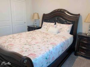 a bedroom with a large bed with a floral bedspread at One -Story House With 3 Rooms in Riverside