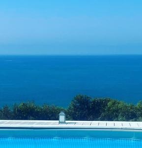 ein Schwimmbad mit dem Ozean im Hintergrund in der Unterkunft Locazione Turistica Il Tucano in Agrigento