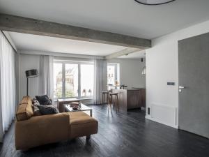 salon z kanapą i stołem w obiekcie Plenty w Szczecinie
