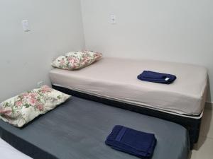 Duas camas individuais sentadas uma ao lado da outra num quarto em Casa - Recanto do Alesson em Olímpia