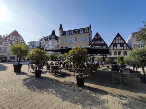 una piazza cittadina con tavoli, sedie ed edifici di 'BRIGHT 1' Innenstadtlage, ruhige, schöne, helle 3ZKB WLAN a Herford