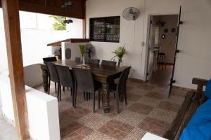 巴亞希貝的住宿－Villa Rosandri，一间带木桌和椅子的用餐室