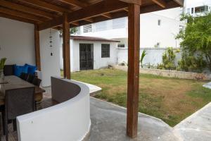 un patio al aire libre con pérgola de madera en Villa Rosandri, en Bayahibe