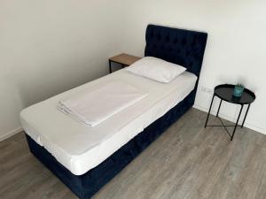 1 cama con cabecero negro en una habitación en City Suite Gablenberg, en Stuttgart
