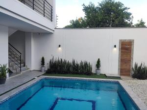 a swimming pool in the backyard of a house at Cabaña Milagro Bonito in Santa Marta
