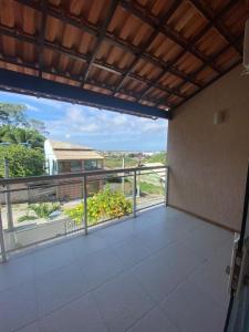 Zimmer mit Balkon und Meerblick in der Unterkunft Aconchego casa para temporada in São Pedro da Aldeia