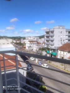 een uitzicht op een stad vanaf een balkon bij Cobertura Céu Aberto in Guaporé