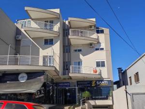 een hoog gebouw met balkons aan de zijkant bij Cobertura Céu Aberto in Guaporé