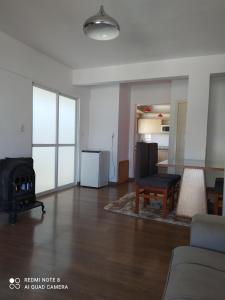 een woonkamer met een bank en een fornuis bij Cobertura Céu Aberto in Guaporé