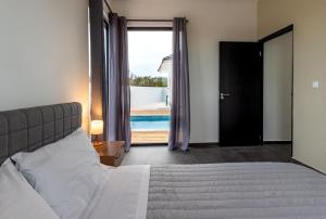 เตียงในห้องที่ Brand New immaculate 3-Bed Villa in Grote Berg