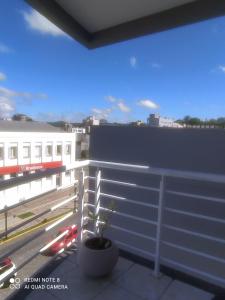 een balkon met uitzicht op de stad en een trein bij Cobertura Céu Aberto in Guaporé +2 foto's