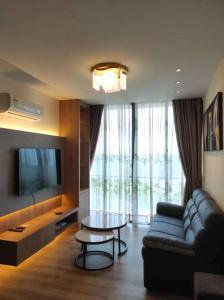 een woonkamer met een bank en een tafel bij Super Cozy and Stylish Micasa 3 home- Hann's Residence in Sibu