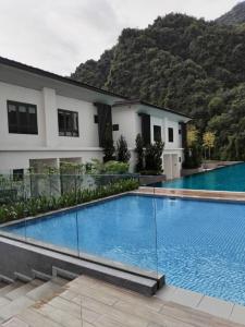 Kampong Batu LapanにあるSunway Onsen Suites beautiful viewの家の前のプール +15枚の写真