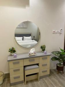 - une coiffeuse avec un miroir dans l'établissement شقة فاخرة غرفة نوم وصالة, à Riyad