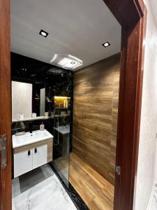 La salle de bains est pourvue d'un lavabo et d'un miroir. dans l'établissement Appartement Bella vista, à Cabo Negro