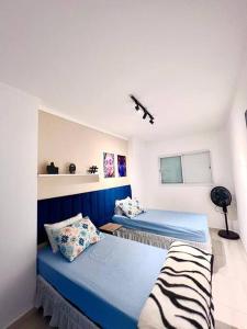 - une chambre avec 2 lits dans l'établissement AP alto padrão no Caiçara, à Praia Grande