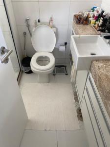 La petite salle de bains est pourvue de toilettes et d'un lavabo. dans l'établissement Apartamento Top, à Fortaleza