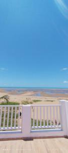 馬拉戈日的住宿－pousada beira mar suites São Bento，享有海滩景致的窗户。