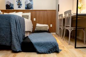 a bedroom with a bed with a blue blanket on it at Apartamentos Decorados Próximos mar in João Pessoa