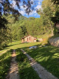 un chemin menant à une maison dans un champ dans l'établissement Chalé Vale das Minas Gerais, à Camanducaia