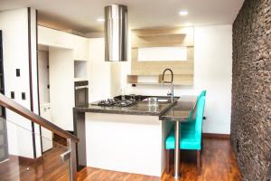 eine Küche mit einer Spüle und einer Arbeitsplatte in der Unterkunft apt duplex embajada americana corferias agora g12 in Bogotá