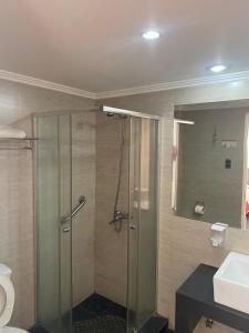 baño con ducha y puerta de cristal en Hotel Stella Talca, en Talca