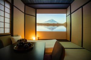 um quarto com vista para uma montanha através de uma janela em 東雲庵/shinonomean em Quioto