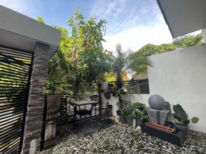 eine Terrasse mit einem Tisch, Stühlen und Pflanzen in der Unterkunft Casa Serena - Casa de Huéspedes in Guadalajara