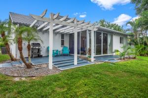 a white house with a pergola at Sunshine Home and Romantic Vacation in Sarasota