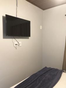 um quarto com uma televisão de ecrã plano na parede em Residência Vô José - Casa 02 em Pomerode