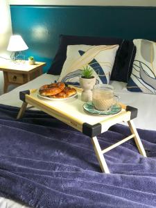 a tray with a plate of food on a bed at Residência Vô José - Casa 02 in Pomerode